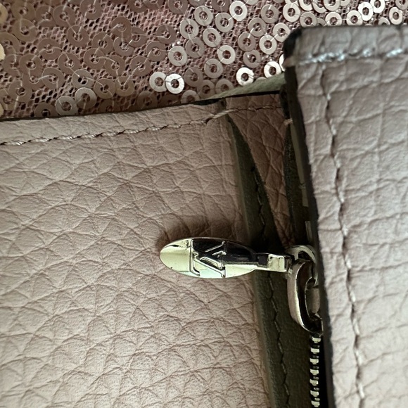 Authentic Louis Vuitton Pink
CAPUCINES Long Wallet, Taurillon
Leather 20 Cm - Picture 10 of 10
